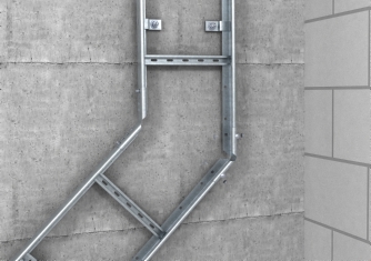 Flexible Winkelverbindung einer Steigeleiter an einer Wand
