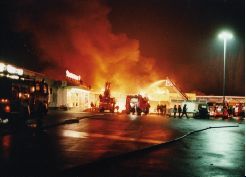 Feuerwehr vor einem brennenden Gebäude