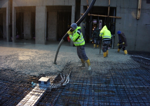 Bauarbeiter bei der Betoneinfüllung