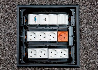 Universalträger mit Steckdosen als Modul45 Komponenten