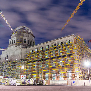 Die Baustelle des Berliner Stadtschlosses bei Nacht