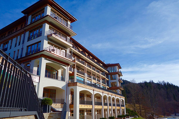Schloss Elmau Luxury Retreat & Spa vor blauem Himmel